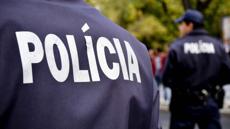 Detido em Bragança a conduzir sem carta com uma faca e droga
