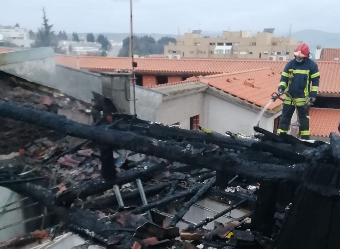 Incêndio provoca uma mulher desalojada de 77 anos