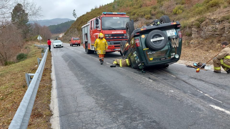 Dois feridos em capotamento na Venda Nova