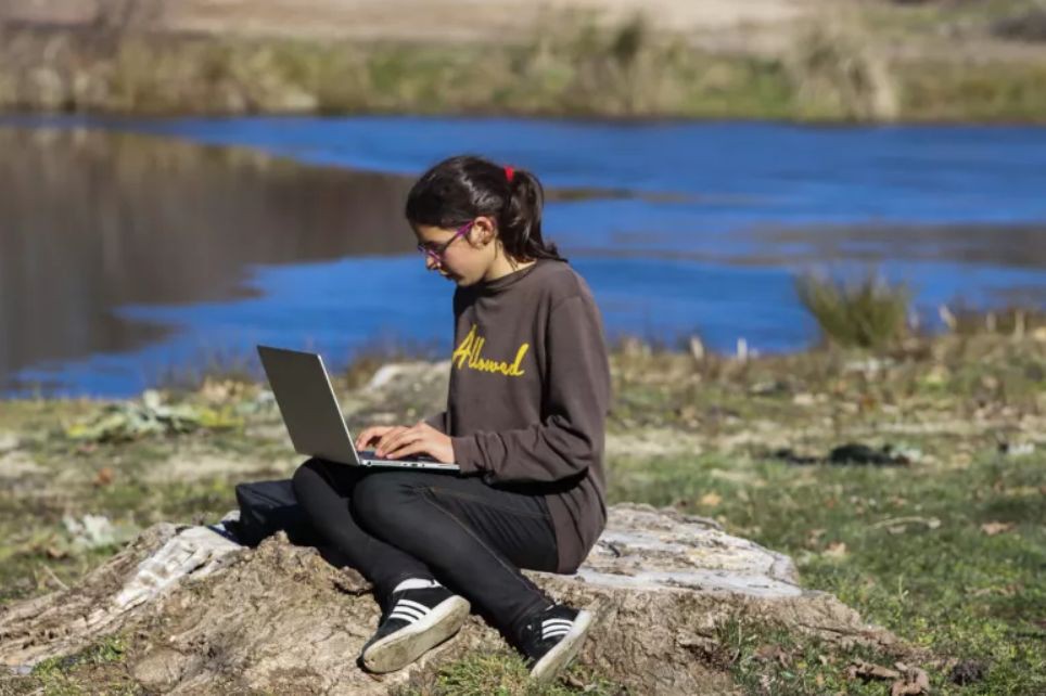 Um ano depois, aluna de Vimioso continua à procura de rede móvel para estudar
