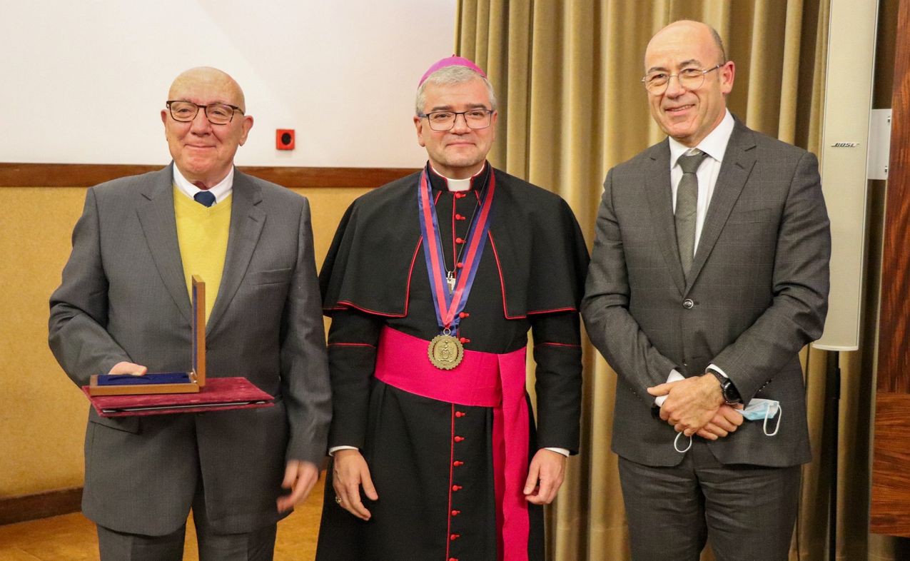 Bispo de Bragança recebe medalha de honra do politécnico na despedida da diocese