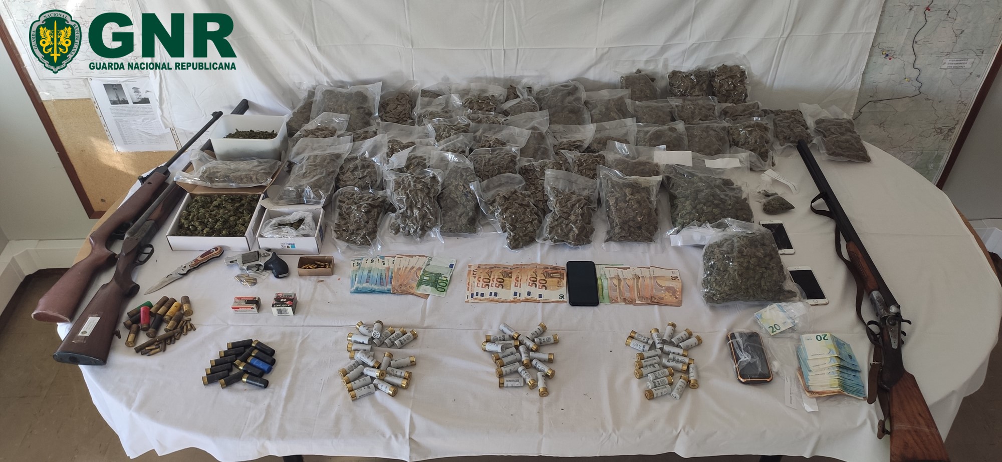 Seis detidos por tráfico de 2.720 doses de droga e posse ilegal de arma