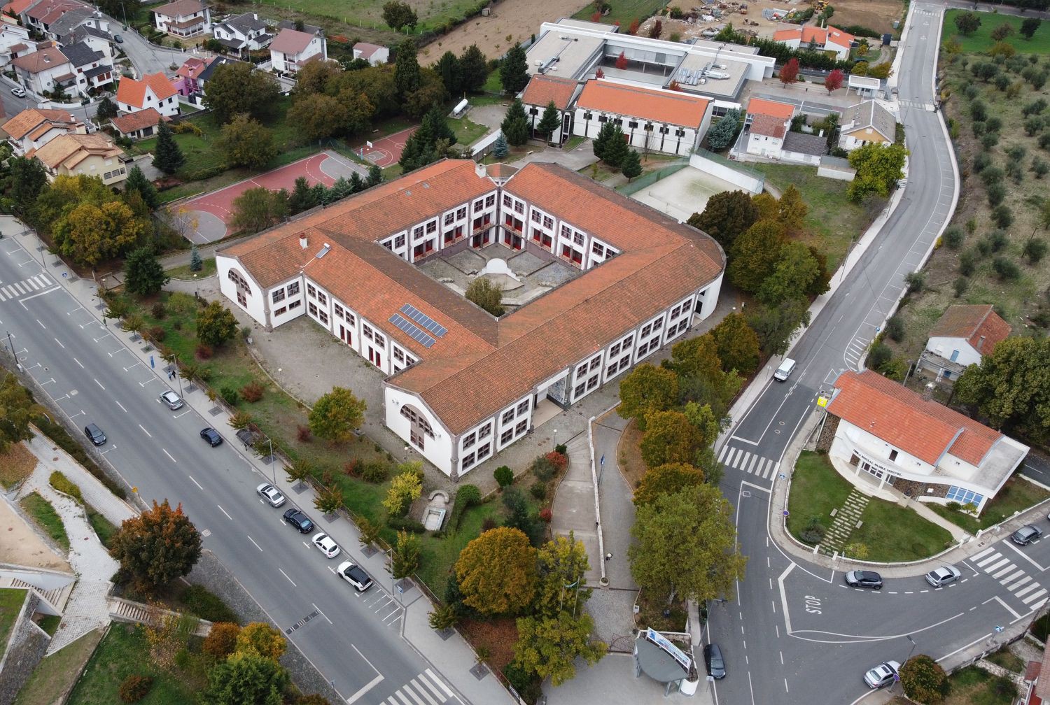 Escola Miguel Torga leva alunos de bicicleta para aulas em cenários reais