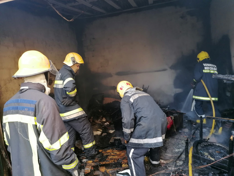 Incêndio numa garagem de uma habitação em Macedo de Cavaleiros