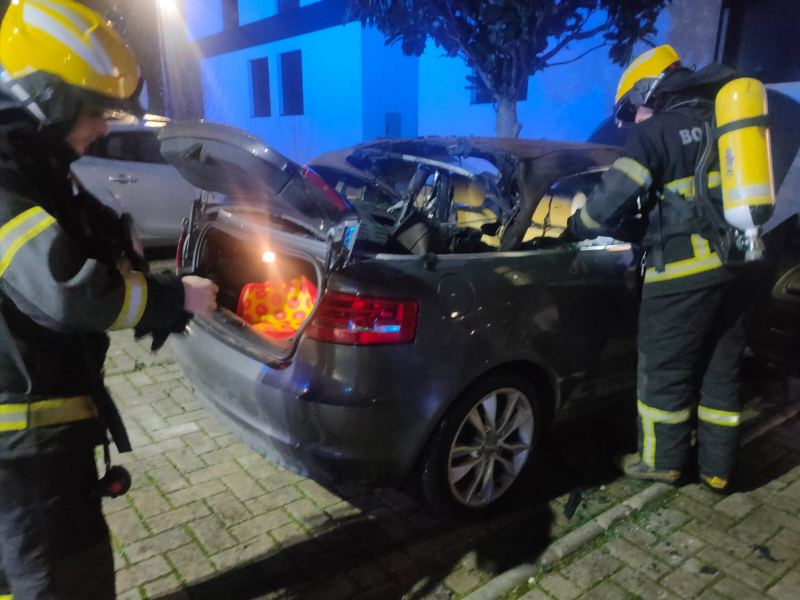 Quatro viaturas e três caixotes do lixo incendiados durante a noite em Mirandela