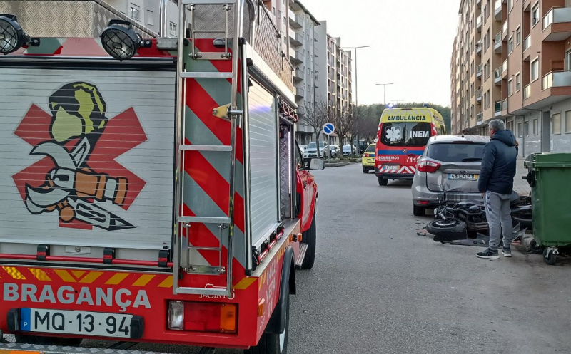 Motociclista embateu num carro estacionado