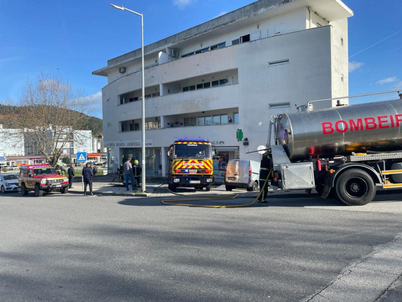 Três desalojados devido a incêndio em apartamento em Murça