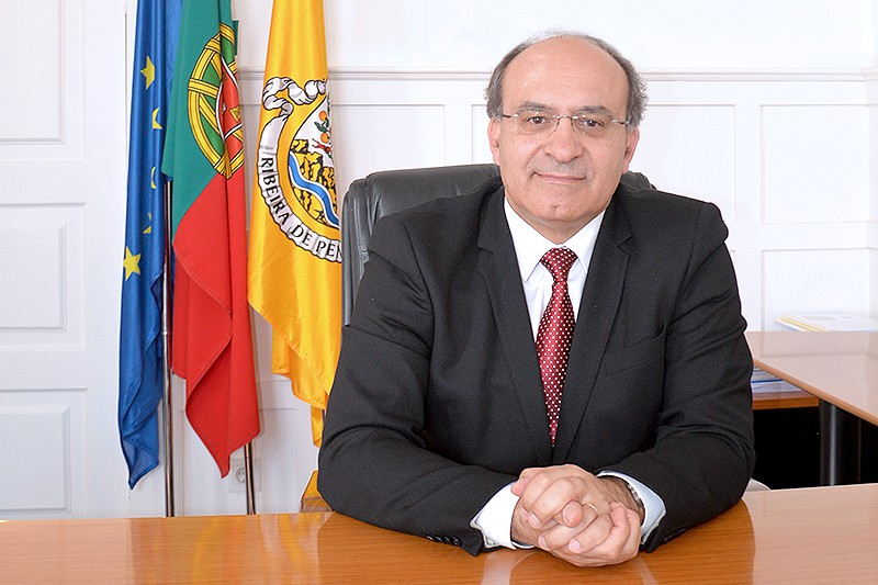 Ex-presidente da Câmara de Ribeira de Pena acusado de beneficiar construtora em 13 obras