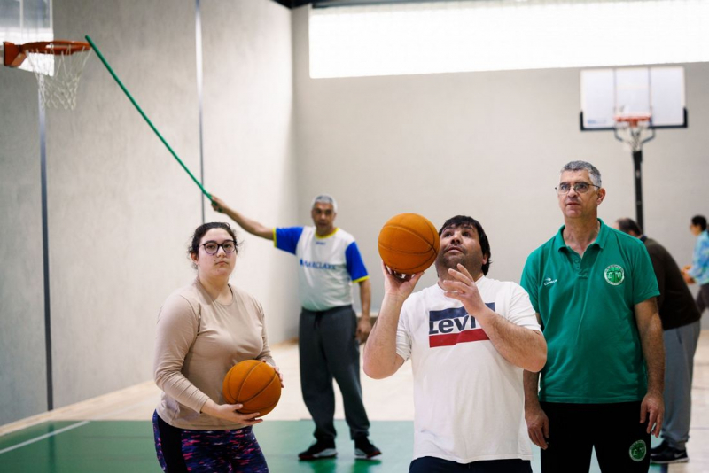 Cegos e amblíopes praticam basquetebol com recurso a treinos orientados
