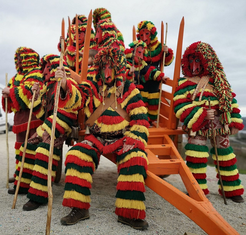 Caretos de Podence rumam ao Brasil