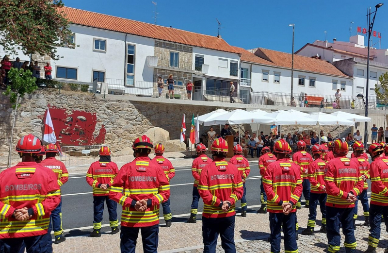 Mural recorda dois bombeiros mortos há 10 anos a combater um fogo