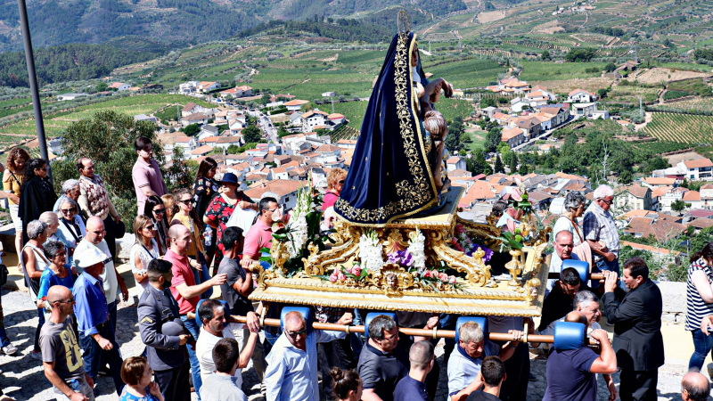 Populares de Sanfins do Douro em Alijó disputam “a honra” de carregar andor