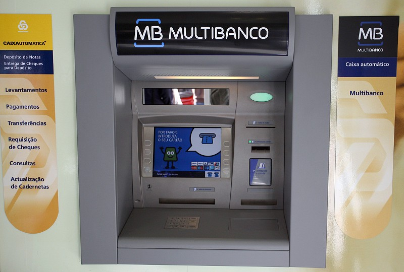 Banco de Portugal alerta para a redução de multibancos e balcões