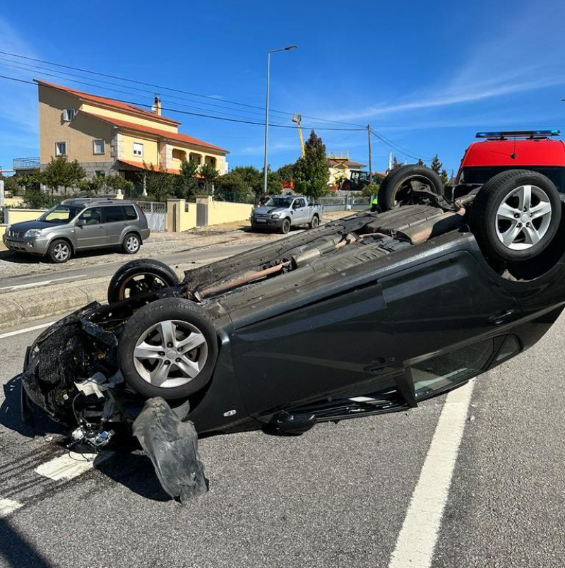 Despiste de automóvel provoca quatro feridos