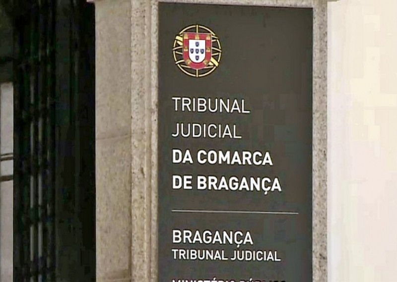 Mãe julgada em Bragança por deixar filhos menores sozinhos em casa