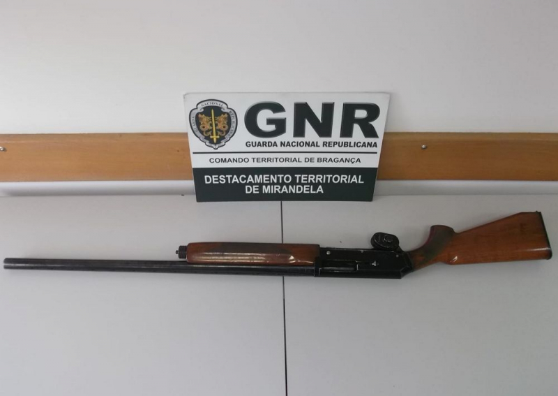 GNR apreende arma de fogo deixada para trás depois de desacatos em Vila Flor