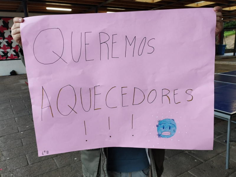 Alunos de Ribeira de Pena protestam contra falta de aquecimento