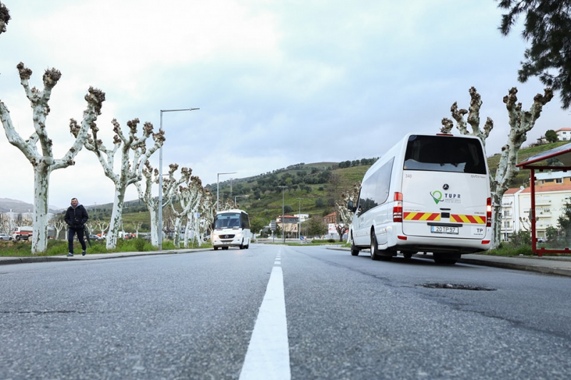 Câmara da Régua corta trânsito na Avenida do Douro após abatimento de piso e muro