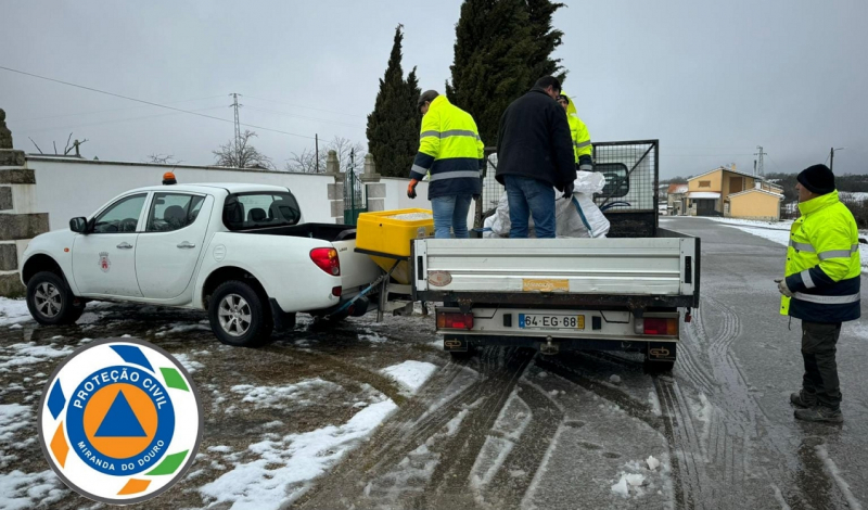 Miranda do Douro espalha sal nas estradas devido à neve e gelo