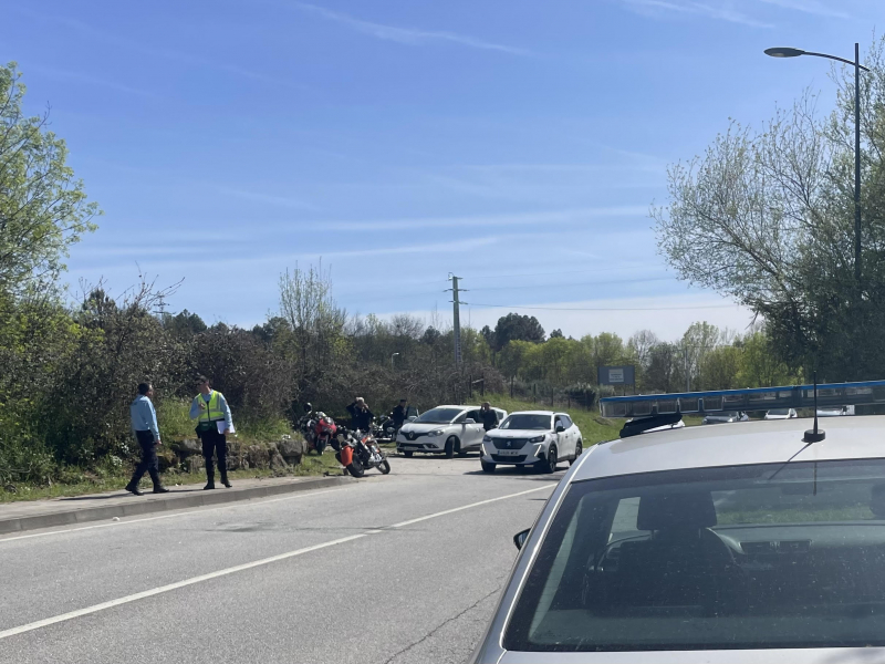 Despiste de mota condiciona trânsito na EN213 em Valpaços