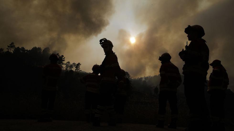 Mais de 200 bombeiros e 55 viaturas combatem fogo em Valpaços