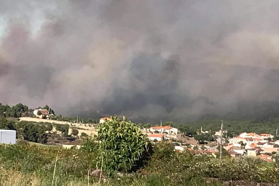 Mais de 110 bombeiros e três meios aéreos combatem fogo em Valpaços