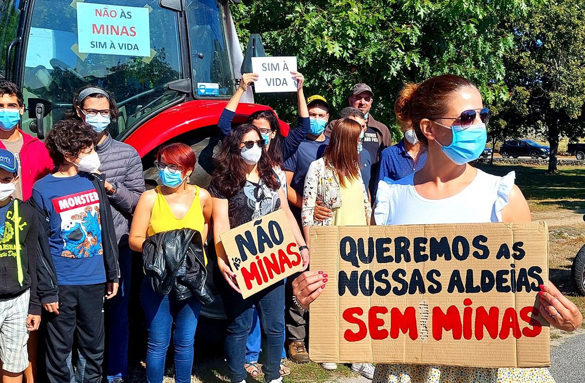 Tratores, carros e motos em marcha lenta de protesto contra as minas no Barroso