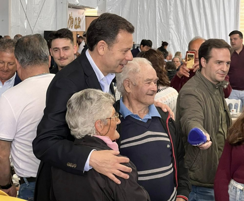 Montenegro ouve idoso pedir lares e imigrantes para Valpaços