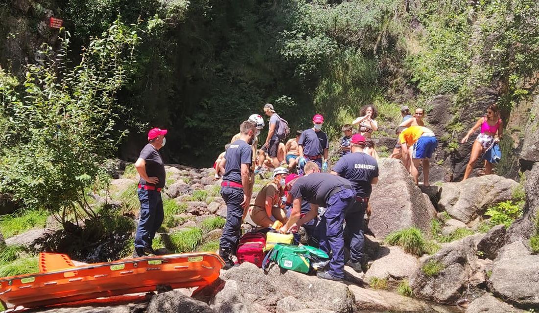 Homem ferido após queda na cascata de Pincães, Cabril