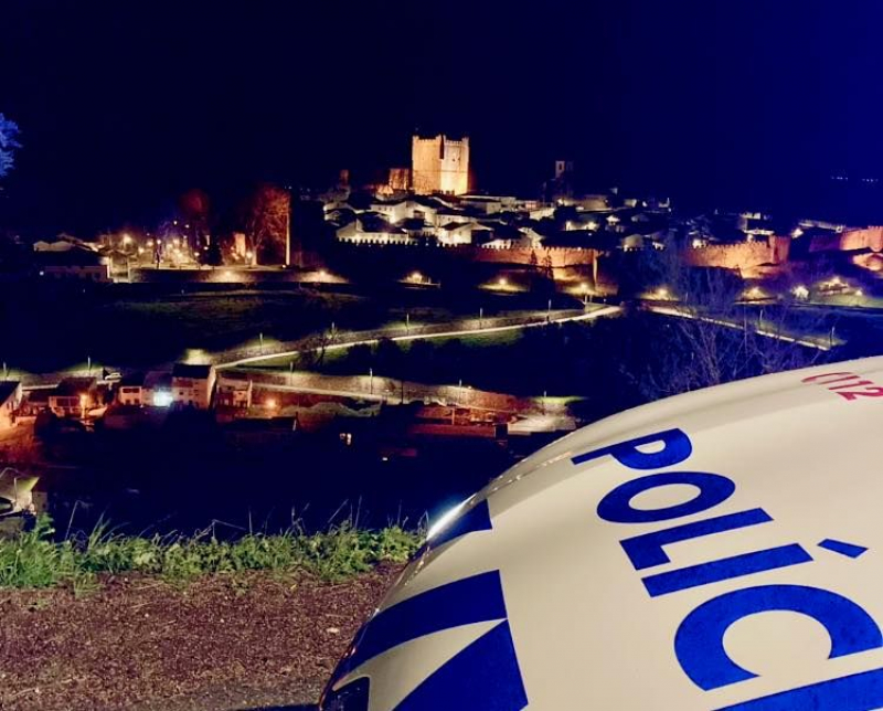 Homem apanhado em flagrante a destruir carro da PSP de Bragança