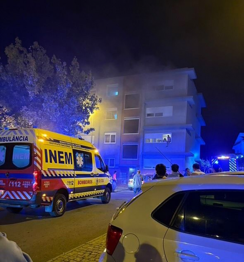 Dois feridos graves e 13 ligeiros em incêndio urbano em Vila Real