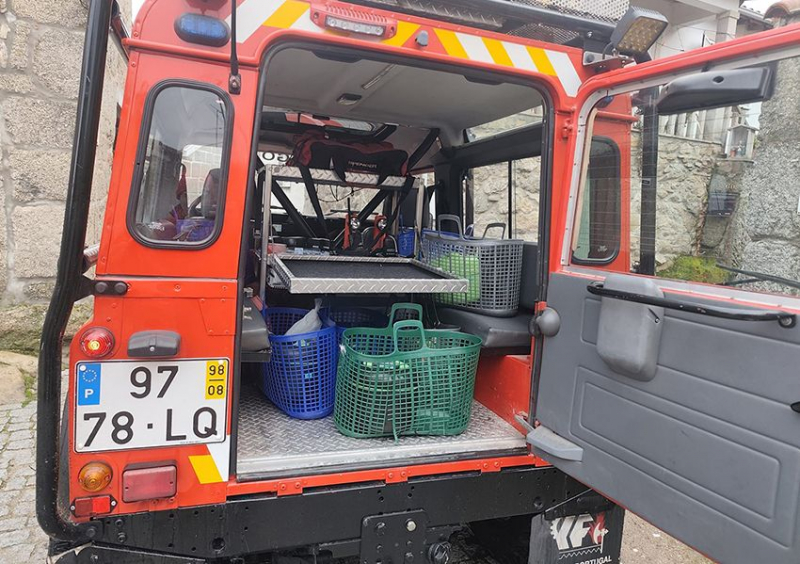 Bombeiros ajudam a entregar refeições nas aldeias de Vila Pouca de Aguiar