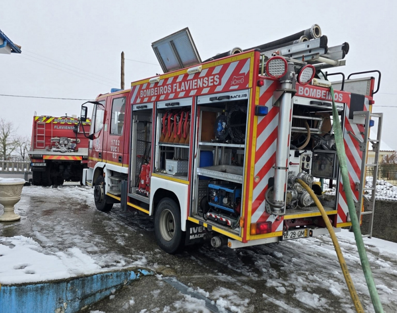 Um morto em incêndio em habitação em aldeia de Chaves