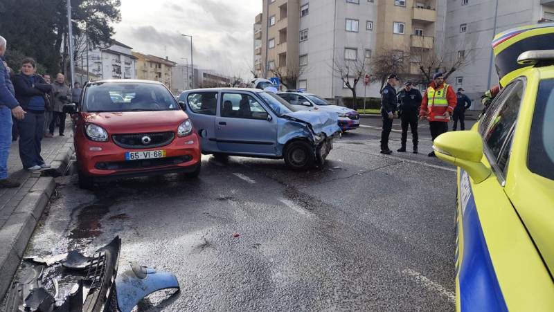Aparatosa Colisão entre 3 veiculo ligeiros