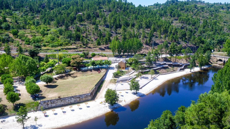 Ponte de Miradeses em Mirandela submersa devido à subida das águas do rio