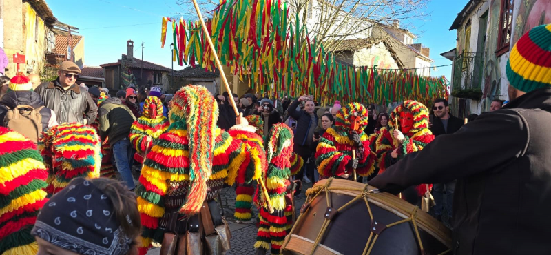 O carnaval de Podence arrancou com belo dia de sol e muitos visitantes