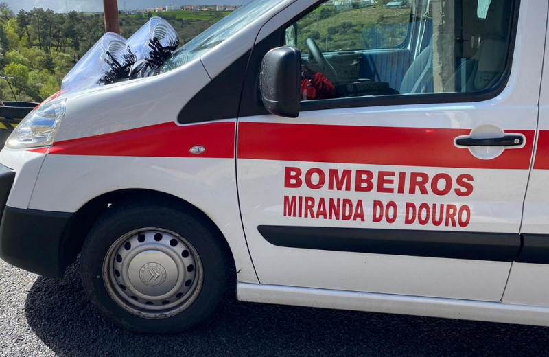 Colisão entre dois veículos faz dois feridos graves e um leve em Miranda do Douro