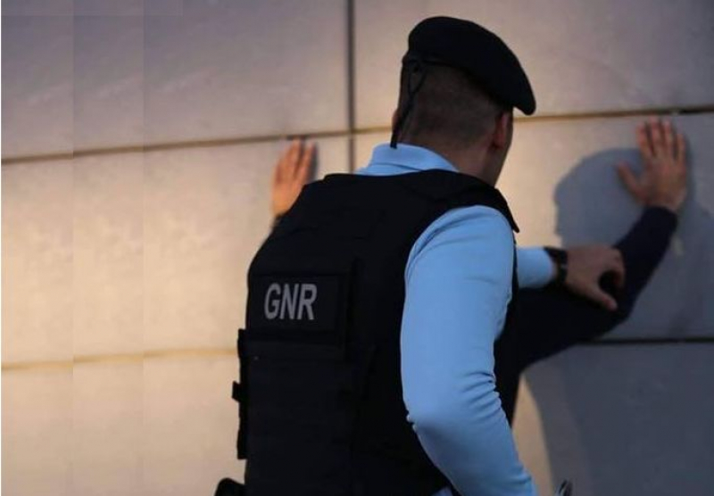 Dois detidos pela GNR por furtos em Vila Real e Penafiel em prisão preventiva