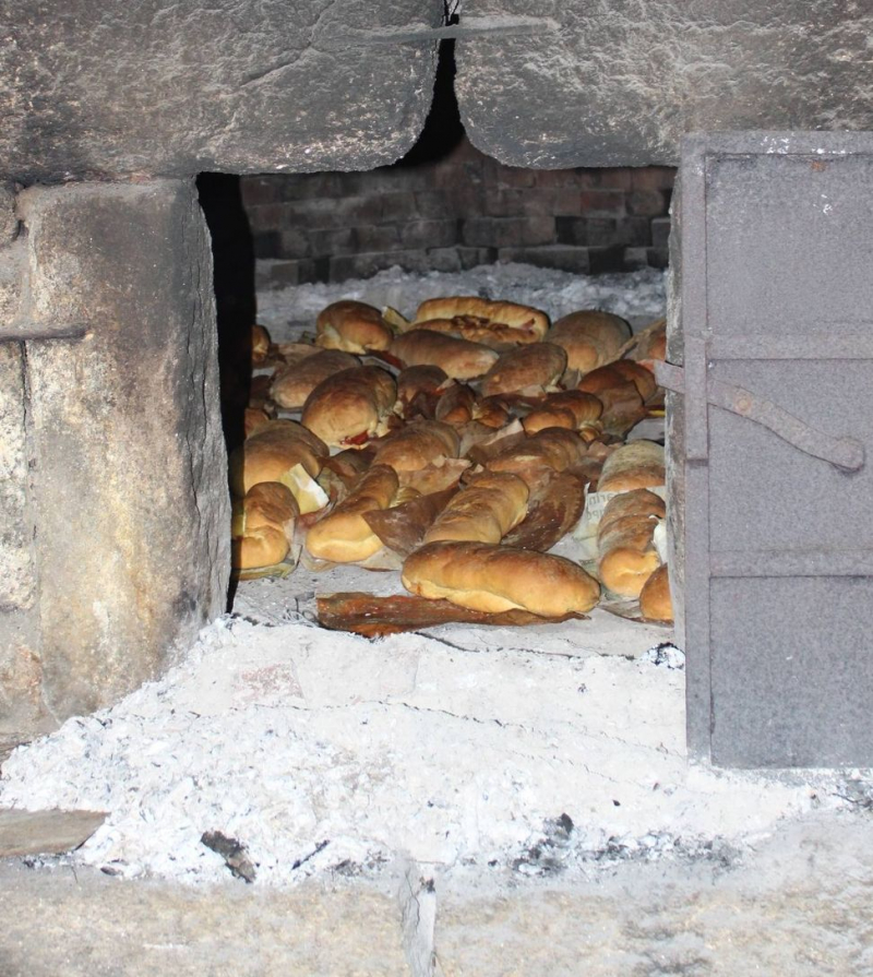 Forno do povo coze o tradicional folar da Páscoa em aldeia de Montalegre