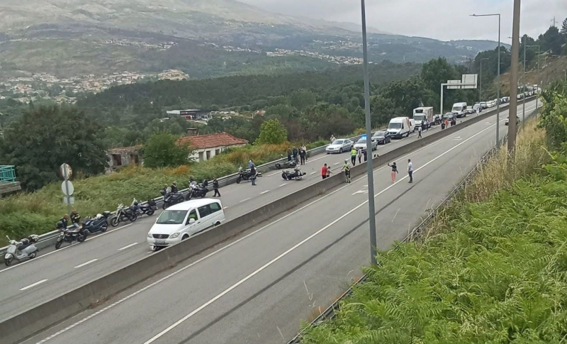 Homem de 68 anos morre em despiste de mota no IP4