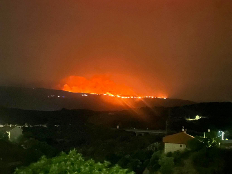 Fogo com duas frentes combatido por 170 bombeiros em Torre de Moncorvo.