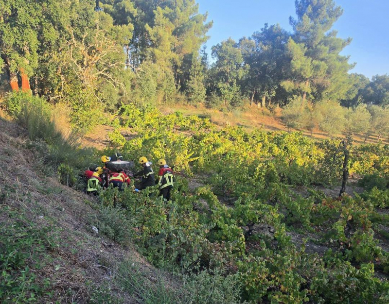 Homem de 90 anos com ferimentos graves em acidente de trator em Chaves