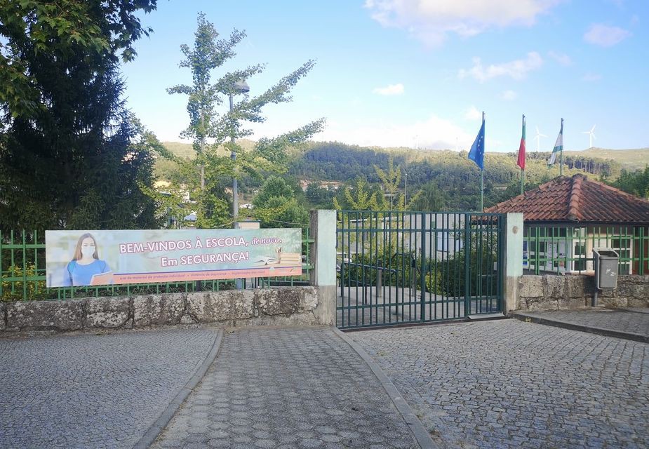 Criança retirada à mãe em Vila Pouca de Aguiar frequenta escola e usa máscara