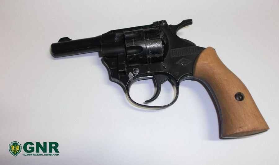 Prisão preventiva para detido por ameaças e posse de armas