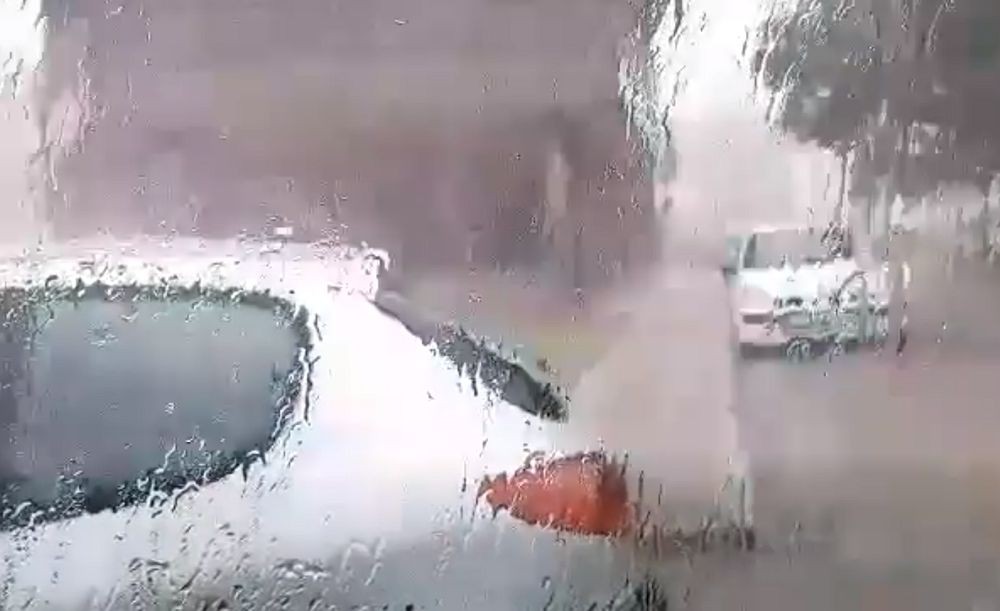 Chuva e granizo inundam casas e levam ao corte de estrada em Montalegre