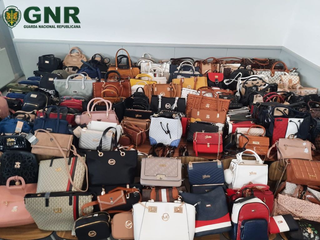 GNR apreende 316 artigos contrafeitos e identifica quatro suspeitos em Vila Real