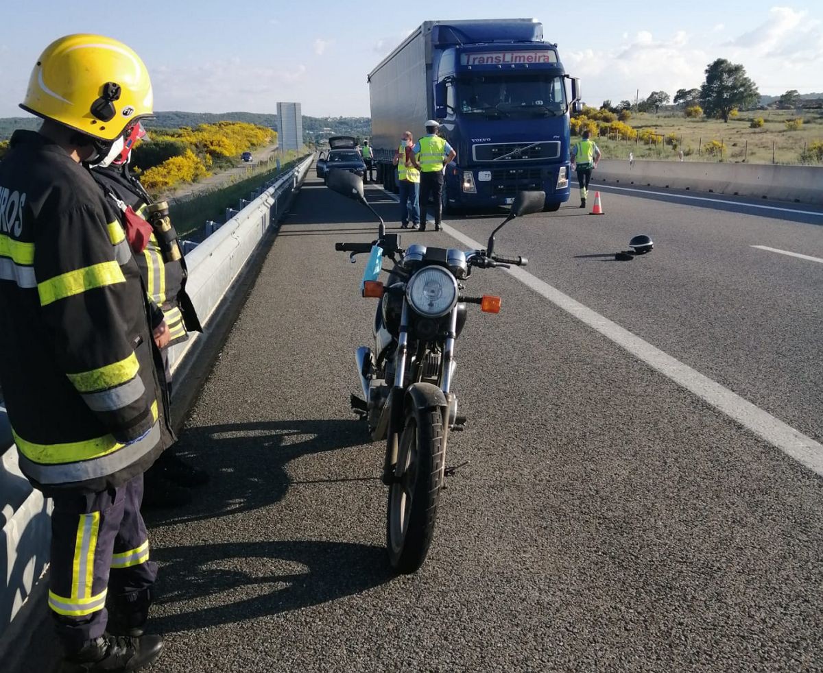 Mulher em estado grave após choque de motociclo com pesado na A4