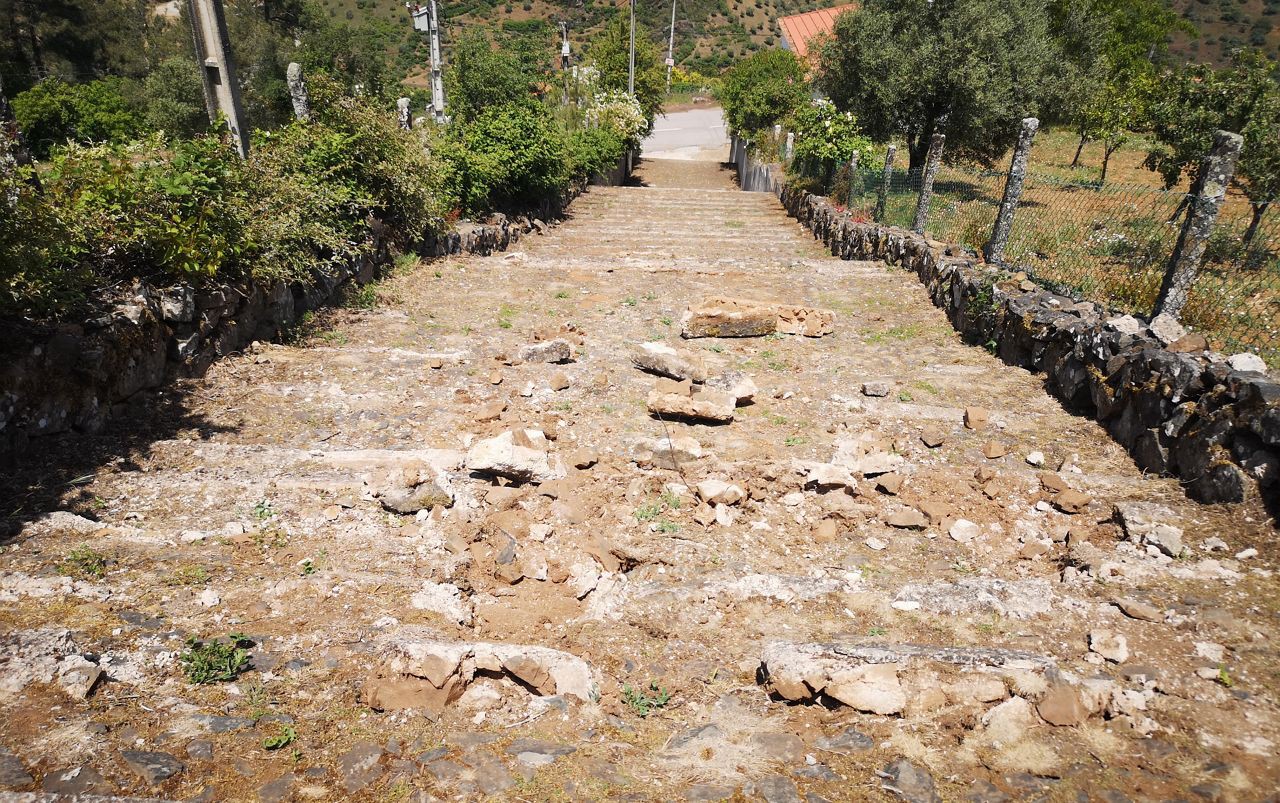 Câmara apresenta queixa por vandalismo no escadario de São Bartolomeu