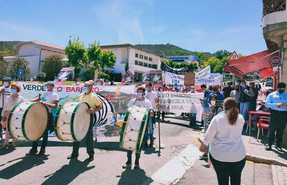 Populares protestam contra Mina do Barroso com enxadas, cartazes e cânticos