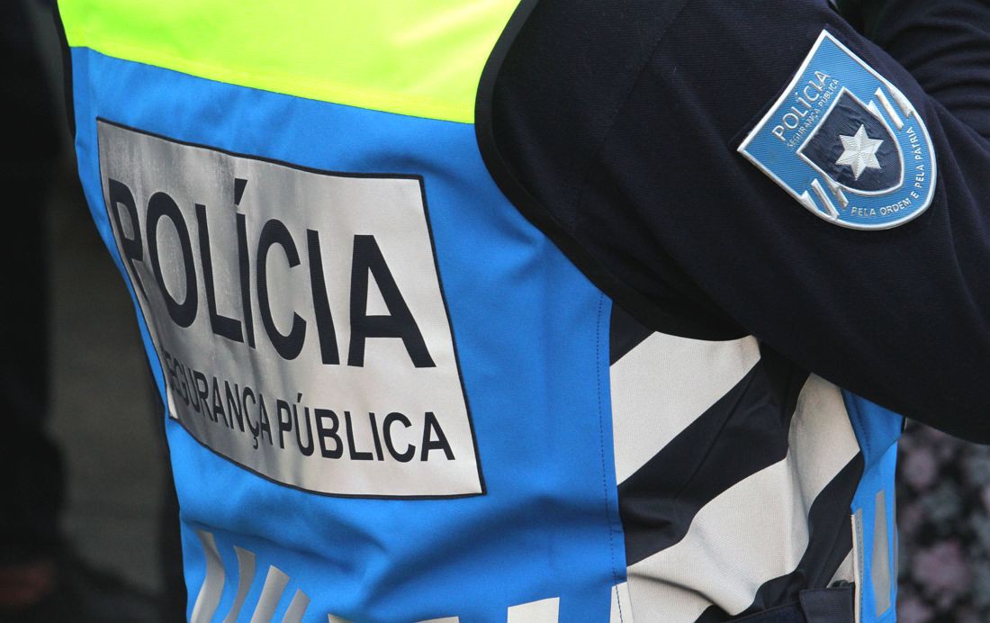 Um homem de 19 anos detido por agredir dois polícias em Bragança